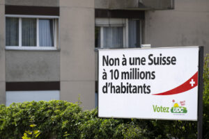 10 MILLIONEN SCHWEIZ, UEBERBEVOELKERUNG, WAHLEN 2023, SVP, UDC, WAHLPLAKAT, WAHLPLAKATE, EIDGENOESSISCHE WAHLEN, PARLAMENTSWAHLEN,